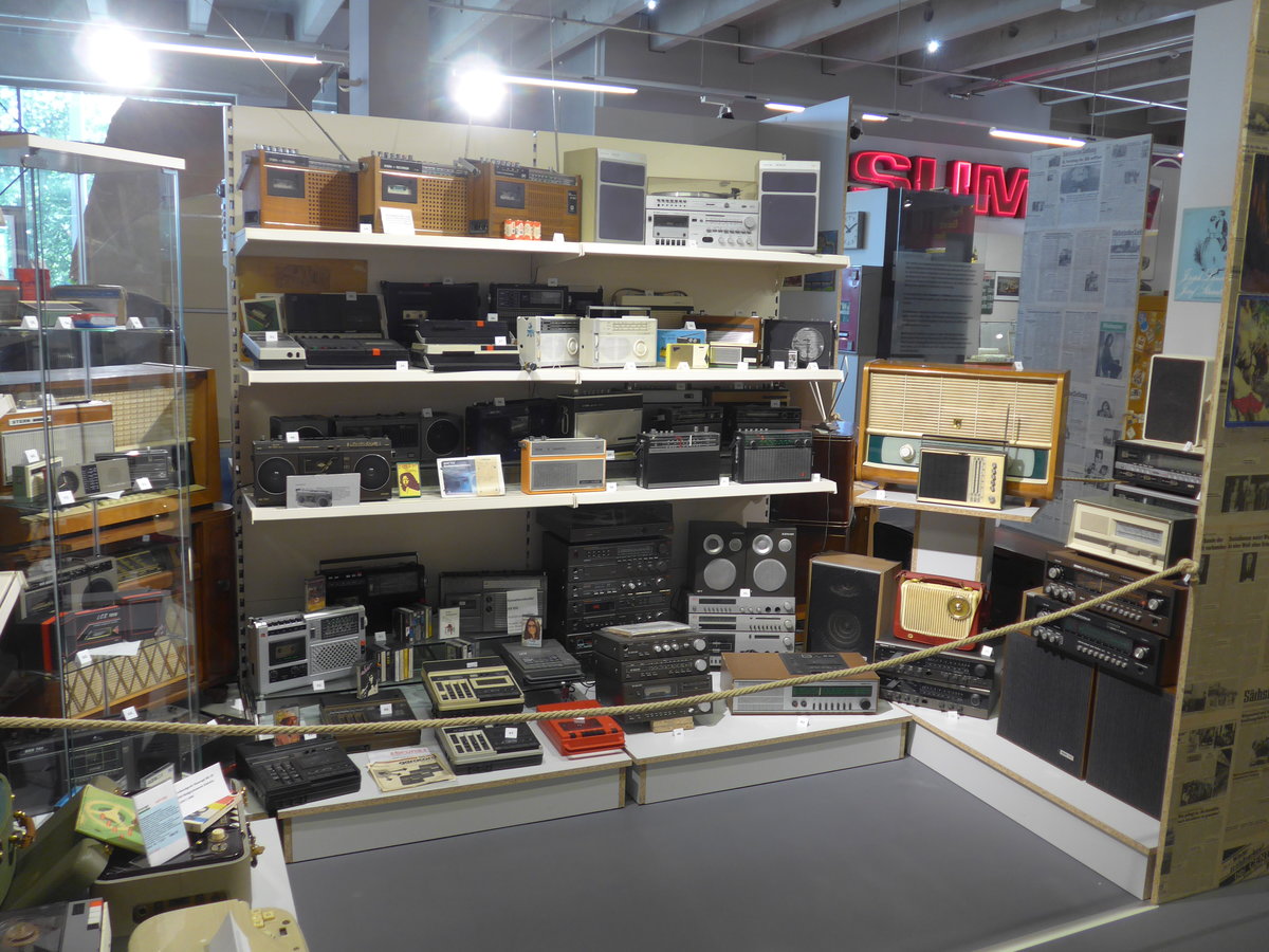 (183'032) - Kassetten- und Radioger�te am 8. August 2017 in Dresden, Die Welt der DDR