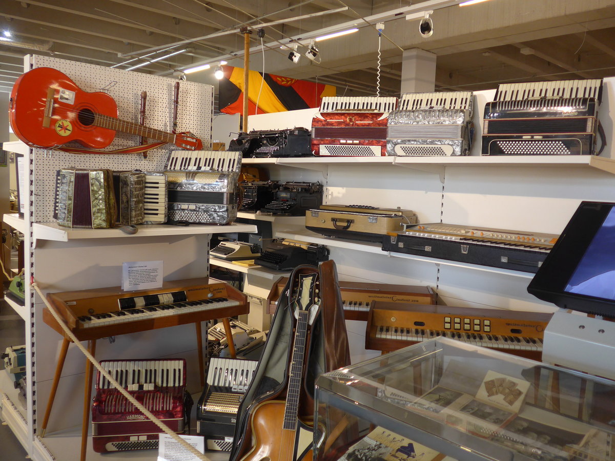 (183'042) - Musikinstrumente am 8. August 2017 in Dresden, Die Welt der DDR