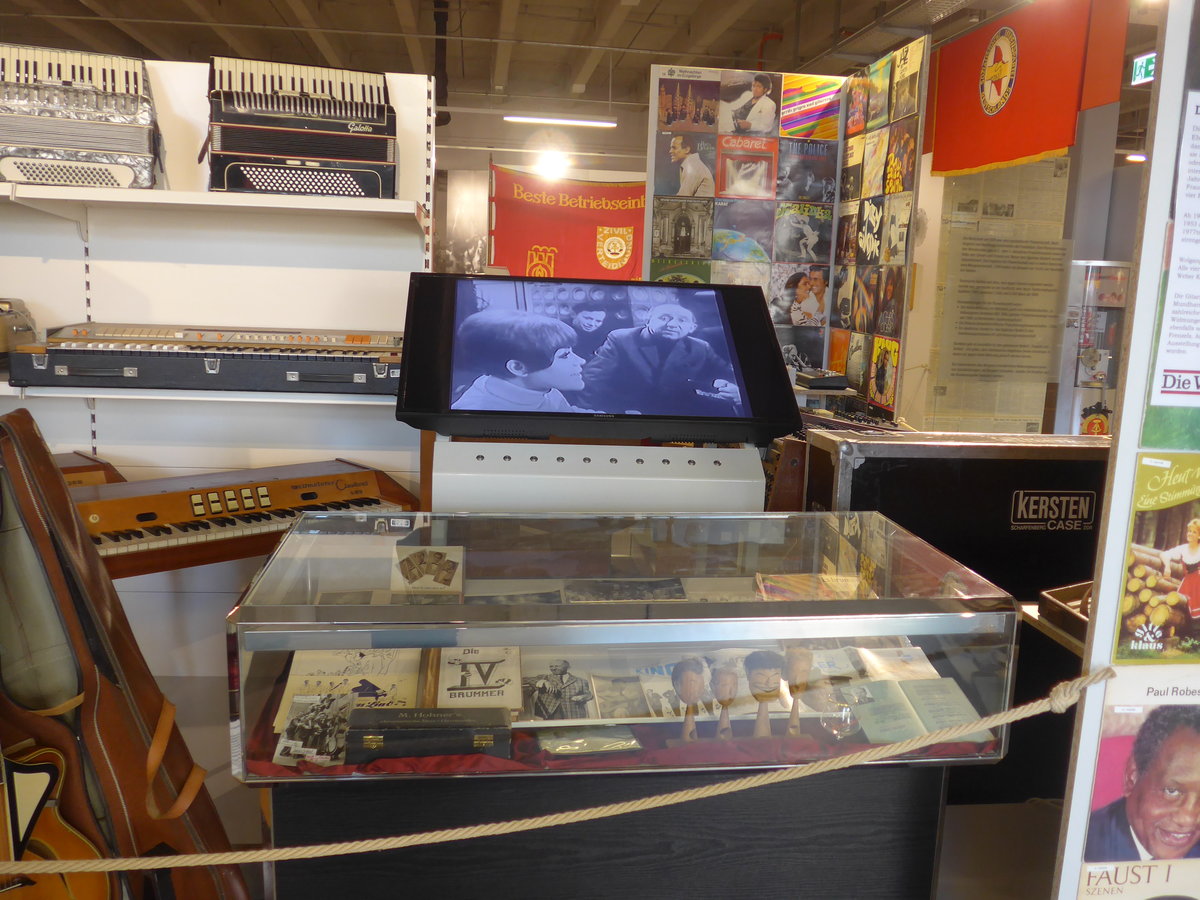 (183'043) - Musikinstrumente am 8. August 2017 in Dresden, Die Welt der DDR