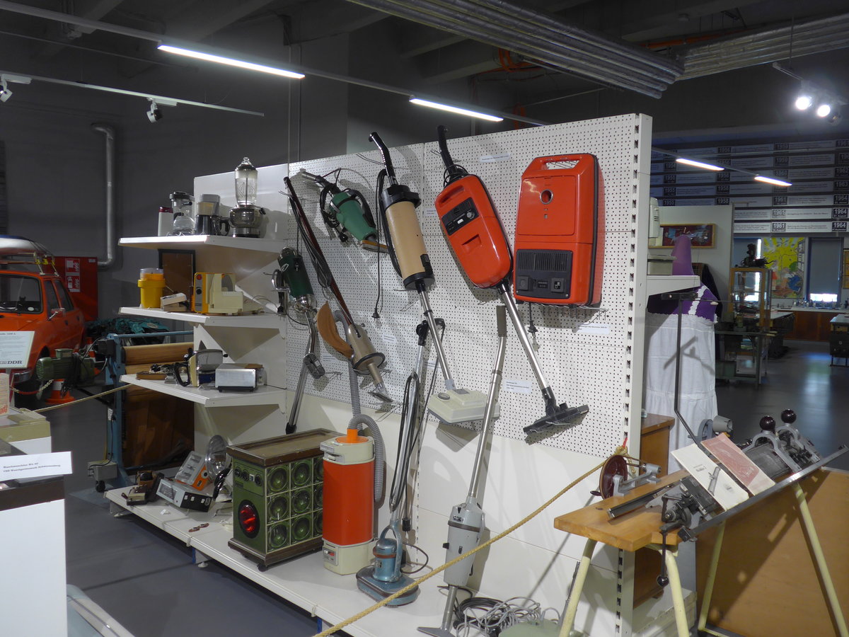 (183'050) - Staubsauger am 8. August 2017 in Dresden, Die Welt der DDR