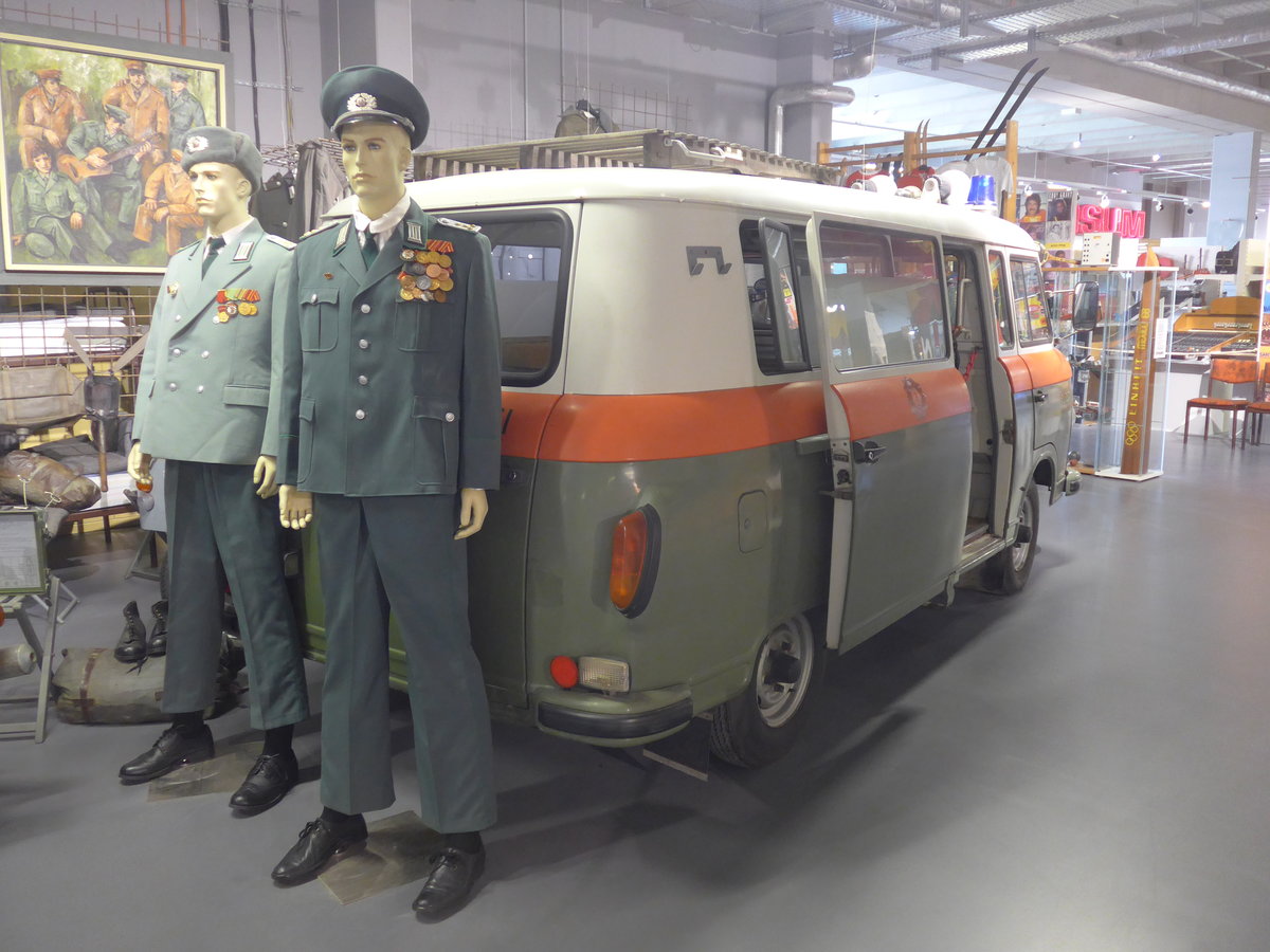 (183'052) - Zwei Volkspolizisten am 8. August 2017 in Dresden, Die Welt der DDR