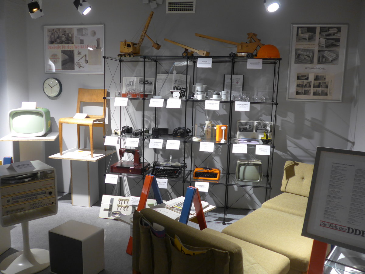 (183'058) - Vitrine mit Ger�ten am 8. August 2017 in Dresden, Die Welt der DDR