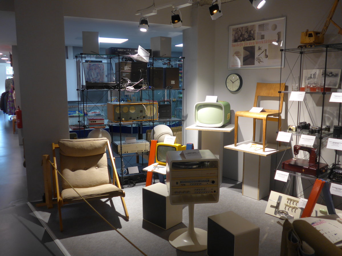 (183'059) - Diverse Ger�te und St�hle am 8. August 2017 in Dresden, Die Welt der DDR