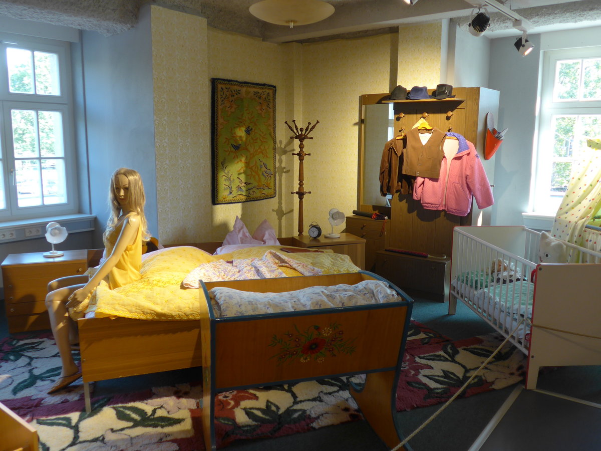 (183'063) - Schlafzimmer am 8. August 2017 in Dresden, Die Welt der DDR