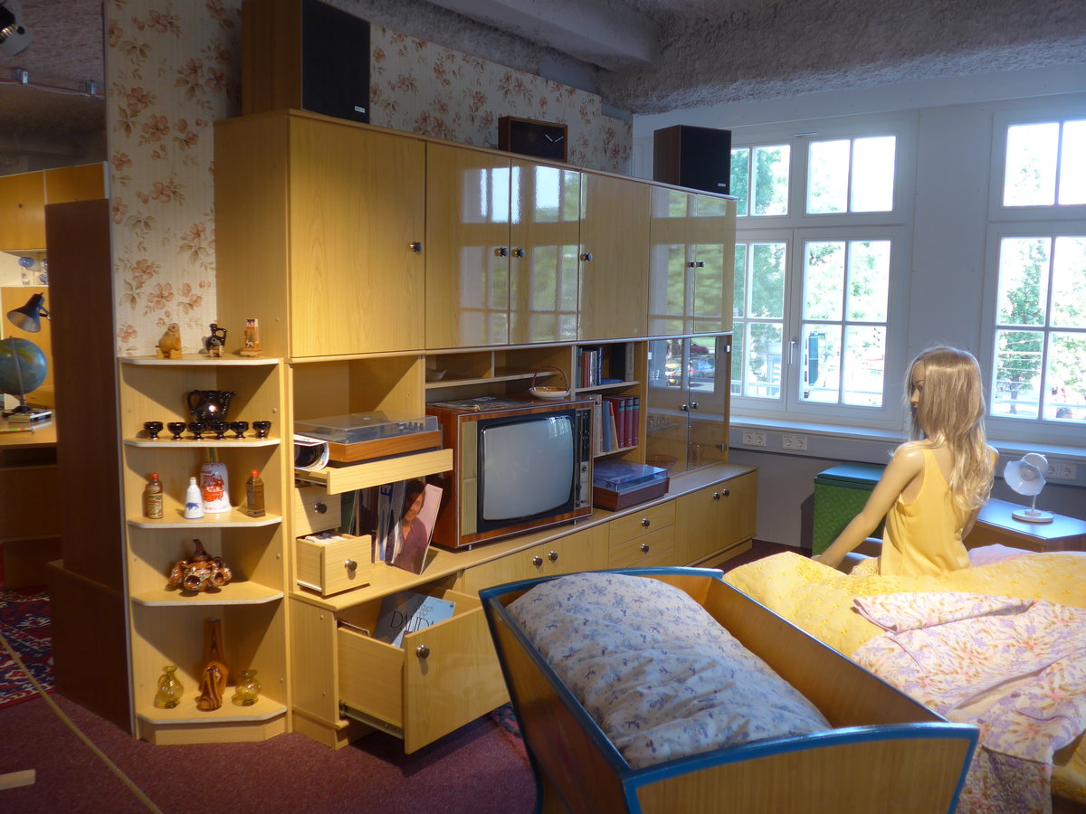 (183'064) - Schlafzimmer am 8. August 2017 in Dresden, Die Welt der DDR