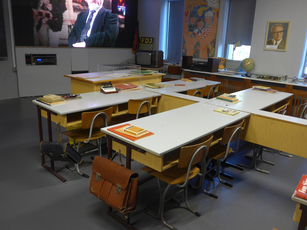(183'078) - Schulzimmer am 8. August 2017 in Dresden, Die Welt der DDR