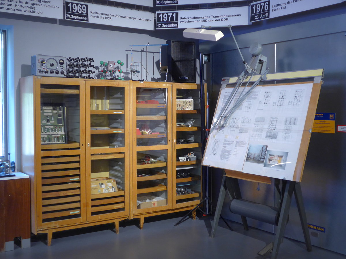 (183'086) - Arbeitsecke am 8. August 2017 in Dresden, Die Welt der DDR