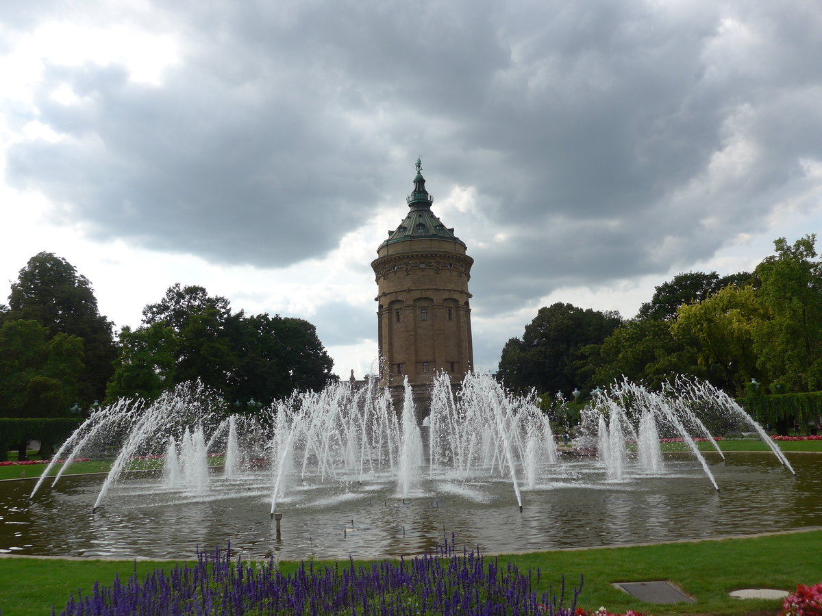 (183'789) - Springbrunnen und der Wasserturm am 21. August 2017 in Mannheim