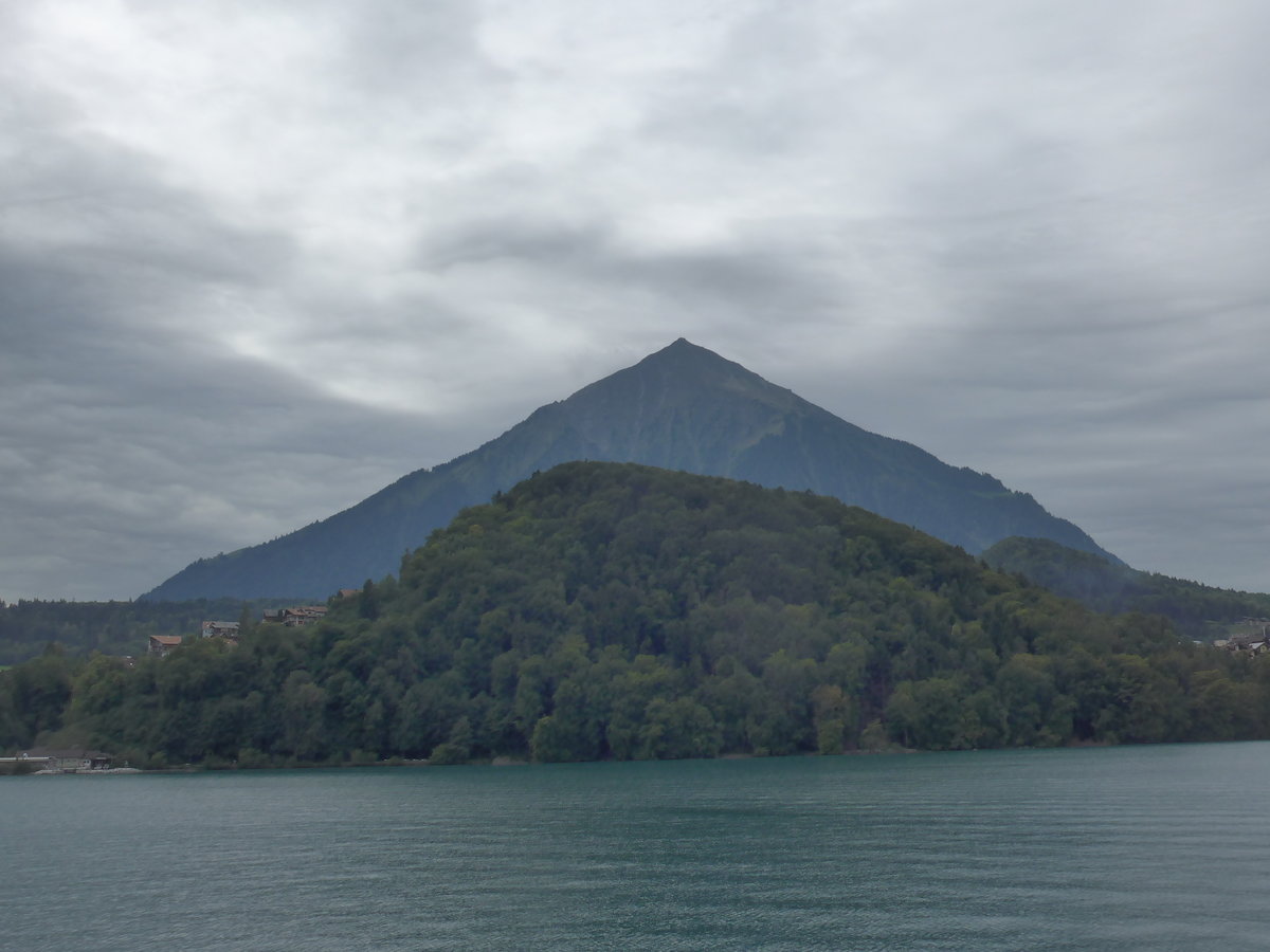 (184'663) - Der Niesen mit dem Spiezberg am 4. September 2017 bei Spiez