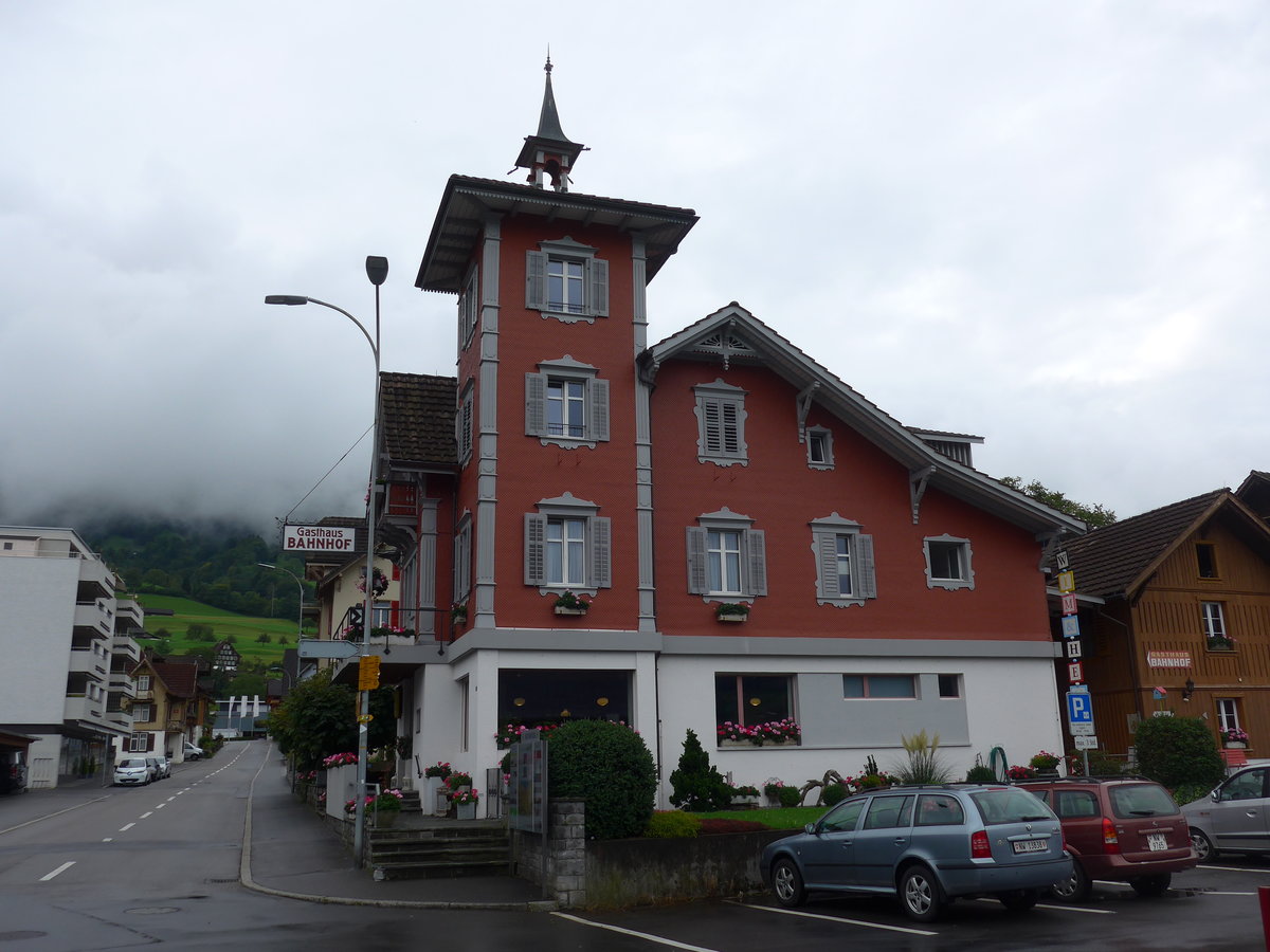 (184'705) - Das Gasthaus Bahnhof am 10. September 2017 beim Bahnhof Sachseln