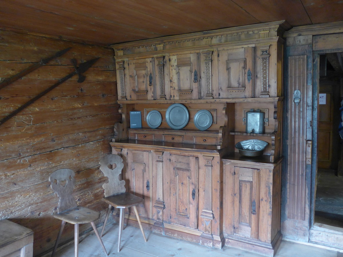 (184'721) - B�ffetschrank im Geburtshaus von Niklaus von Fl�h am 10. September 2017 in Fl�eli-Ranft