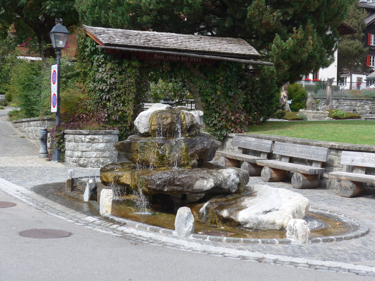 (185'090) - Brunnen am 17. September 2017 bei der Kirche Adelboden