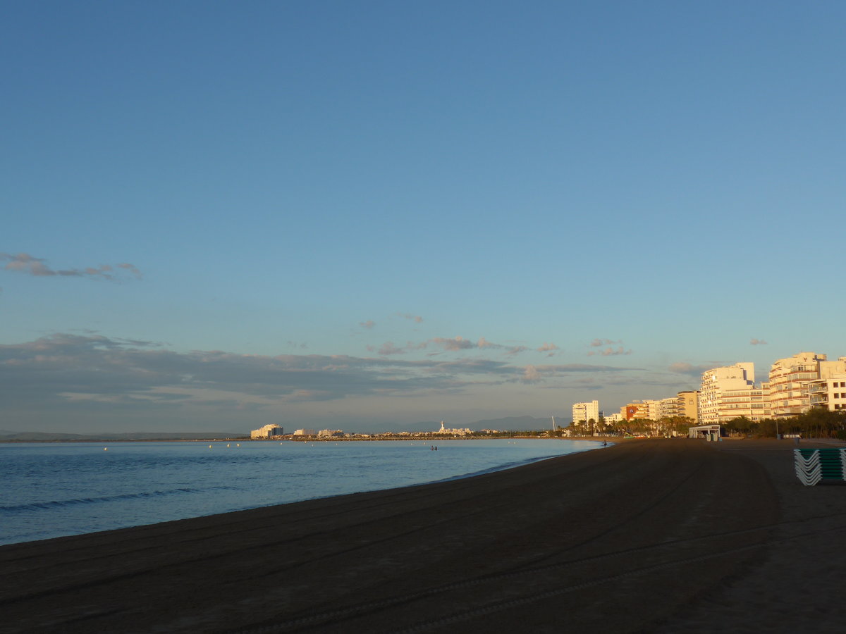 (185'221) - Am Strand von Roses am 26. September 2017