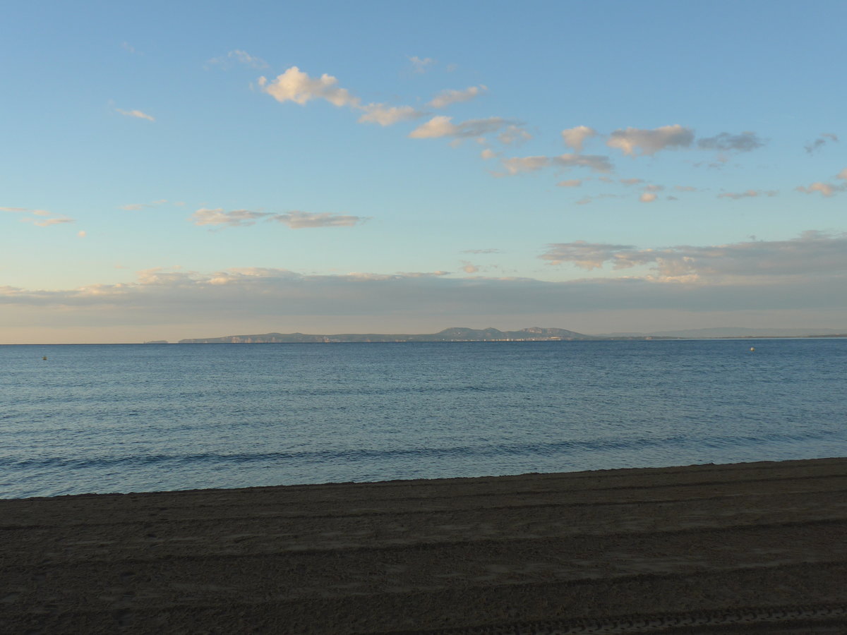(185'222) - Am Strand von Roses am 26. September 2017