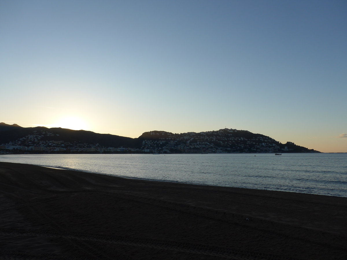 (185'223) - Am Strand von Roses am 26. September 2017