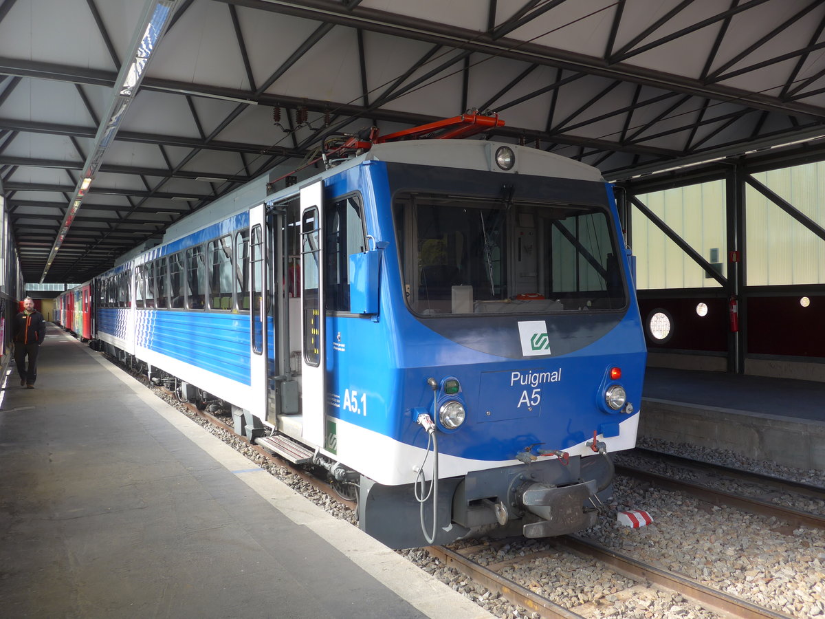 (185'238) - FGC-Pendelzug - Nr. A5.1 - am 26. September 2017 im Bahnhof von Ribes de Freser