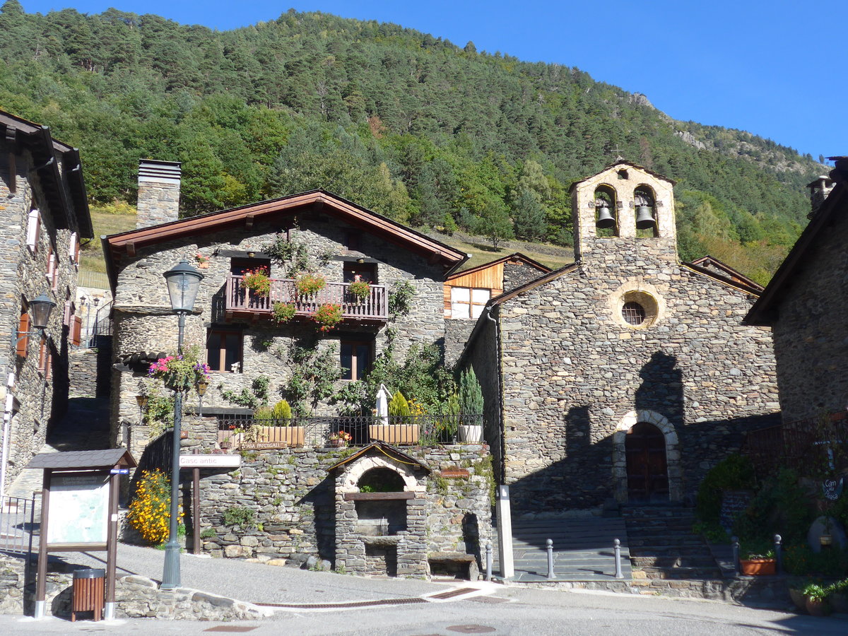 (185'327) - Haus und Kirchlein am 27. September 2017 in Llorts