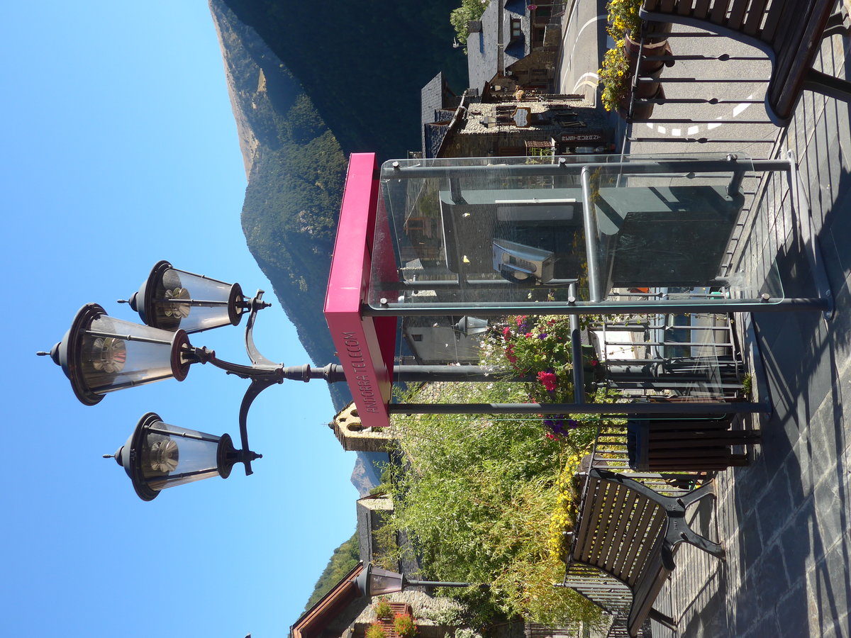 (185'334) - Strassenlampe und Telefonkabine am 27. September 2017 in Llorts