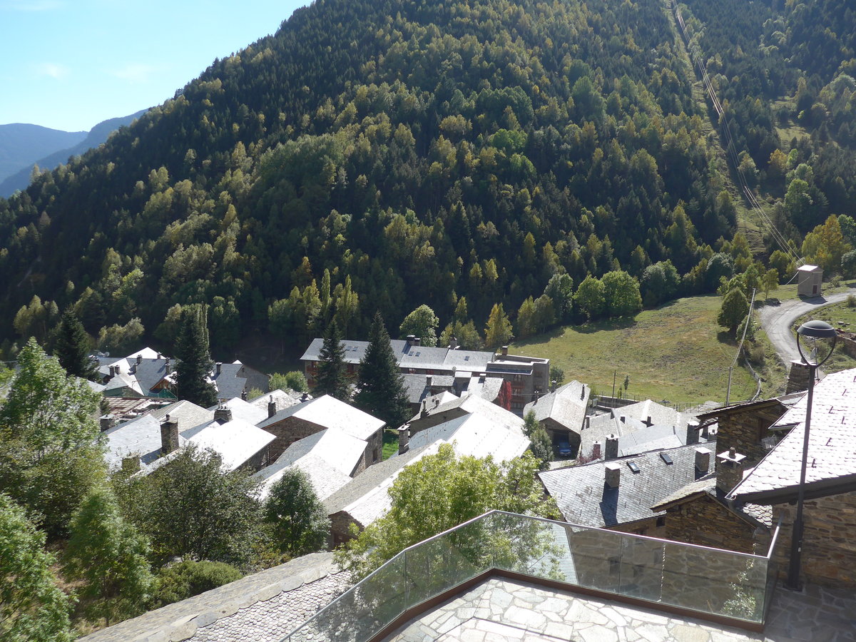 (185'537) - Das Dorf Os de Civis am 28. September 2017