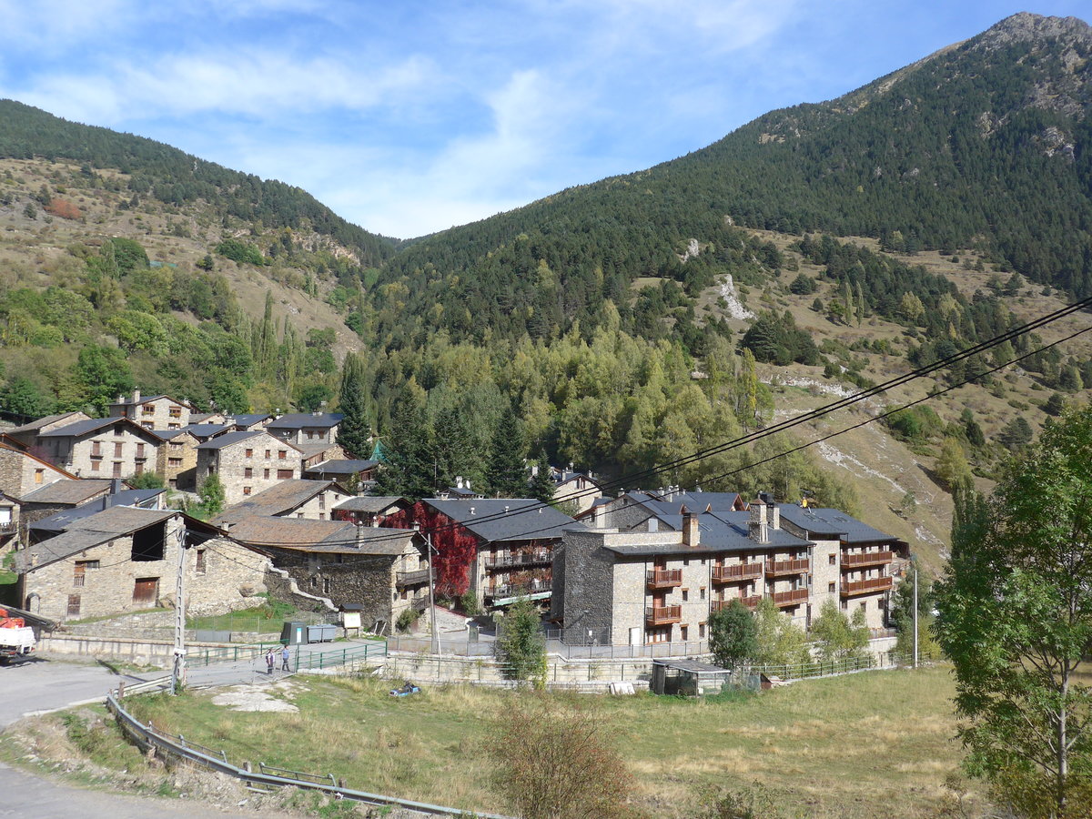 (185'555) - Das Dorf Os de Civis am 28. September 2017