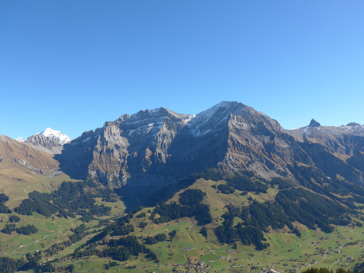 (185'847) - Blick auf das Lohnermassiv am 15. Oktober 2017 von der Tschentenalp oberhalb Adelboden aus
