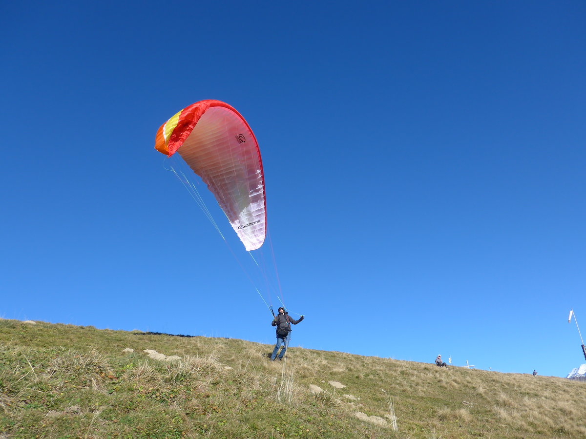 (185'854) - Gleitschirmflieger beim Start am 15. Oktober 2017 am Tschenten oberhalb Adelboden