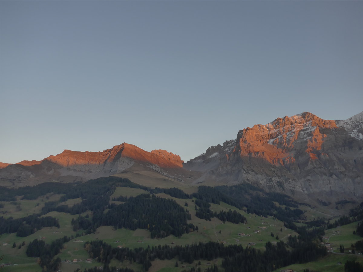 (185'864) - Abendrot an der Bonderspitze und am Lohner am 15. Oktober 2017 bei Adelboden
