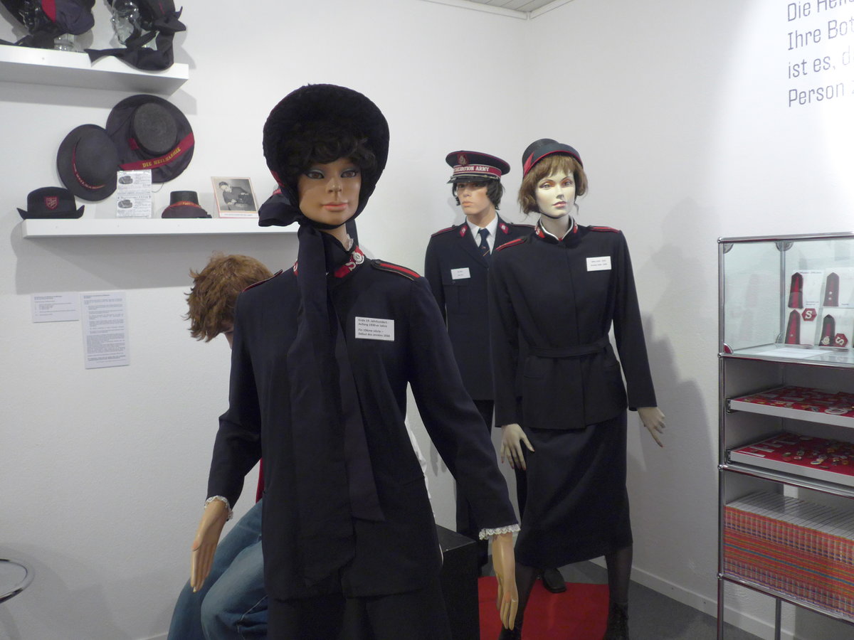 (186'282) - Heilsarmee Uniformen von gestern und heute am 10. November 2017 in Bern, Heilsarmee Museum