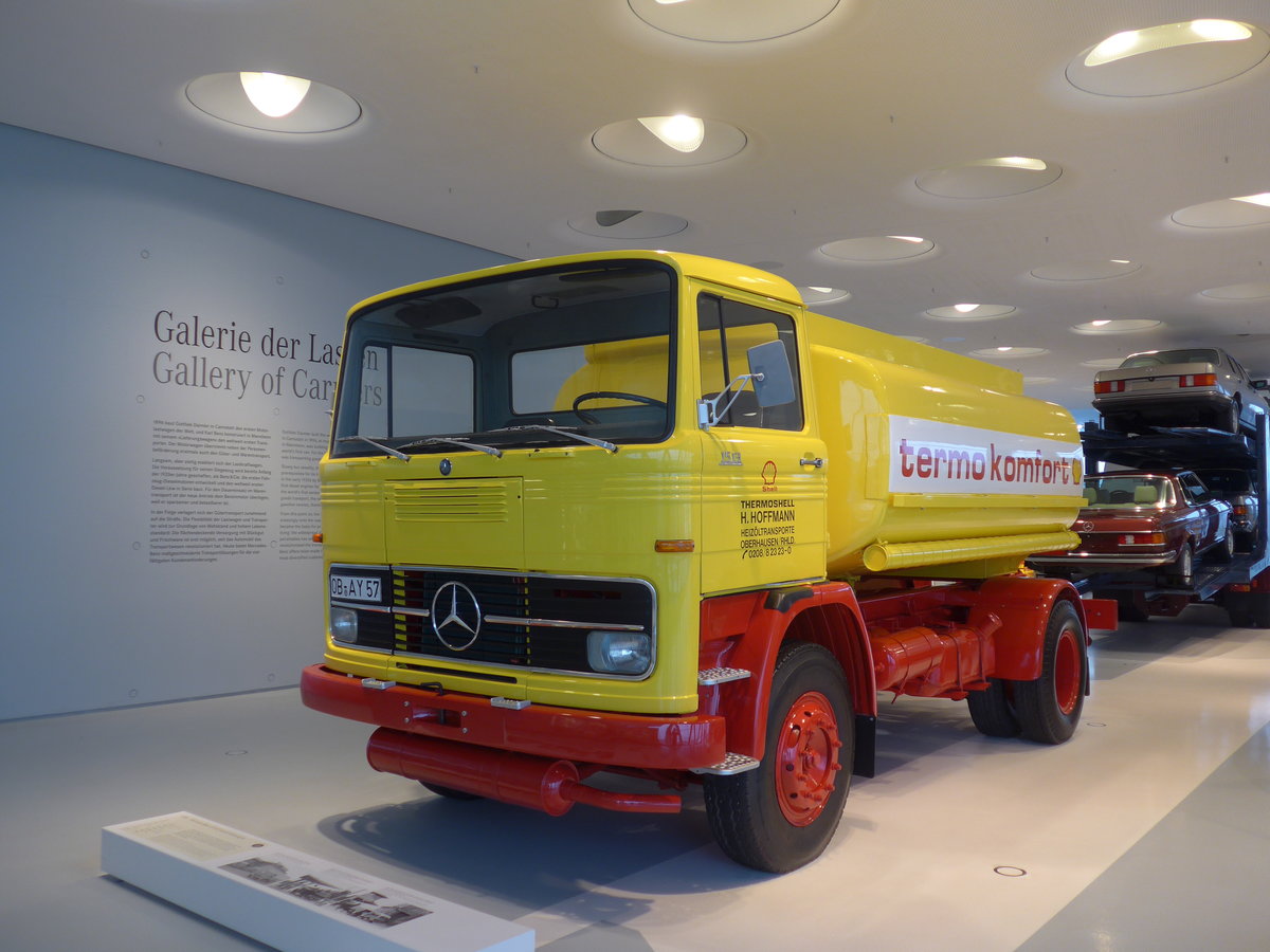 (186'375) - Mercedes-Benz LP 1513 Heiz�l-Tankwagen von 1974: Hoffmann, Oberhausen - OB-AY 57 - am 12. November 2017 in Stuttgart, Mercedes-Benz Museum