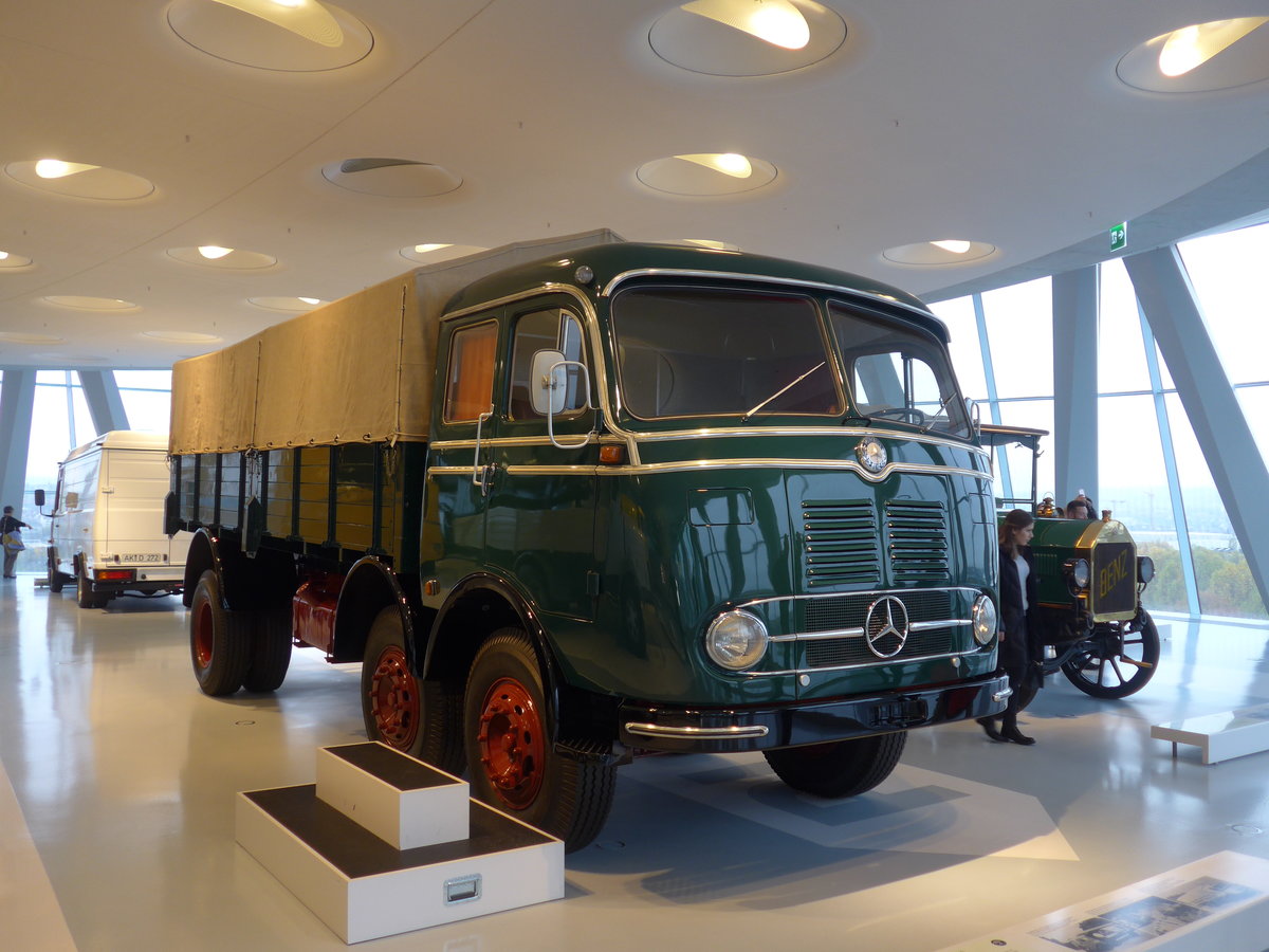 (186'379) - Mercedes-Benz LP 333 Pritschenwagen von 1959 am 12. November 2017 in Stuttgart, Mercedes-Benz Museum
