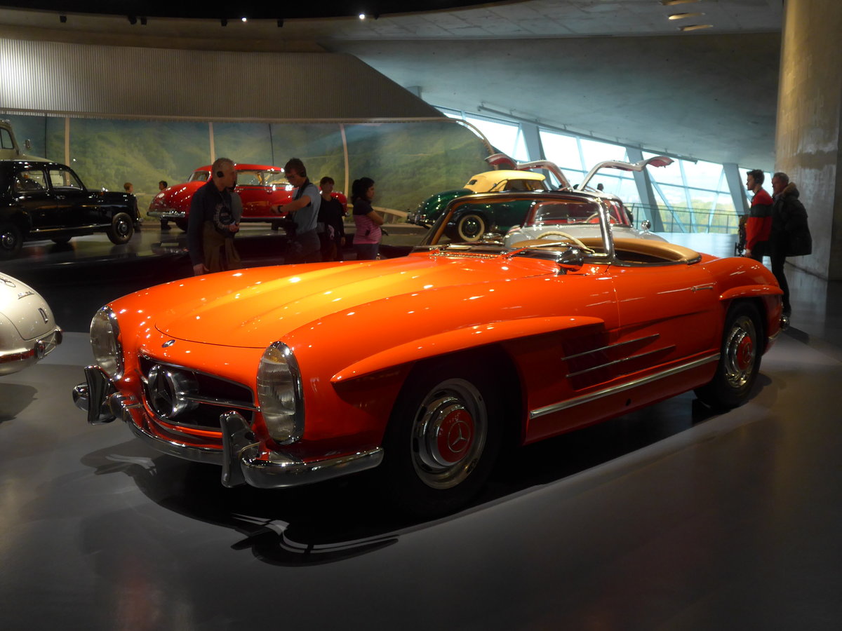 (186'404) - Mercedes-Benz 300 SL Roadster von 1962 am 12. Dezember 2017 in Stuttgart, Mercedes-Benz Museum