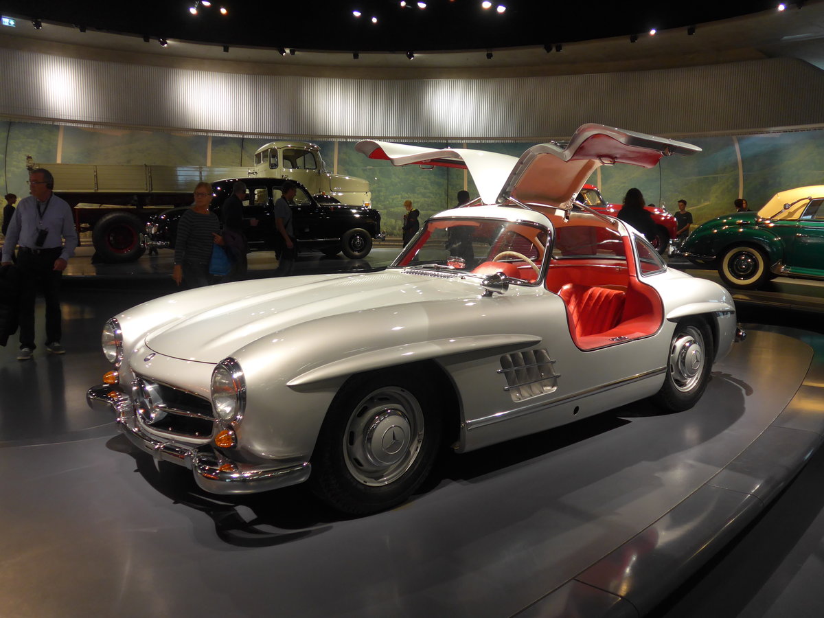 (186'405) - Mercedes-Benz 300 SL Coup� von 1955 am 12. Dezember 2017 in Stuttgart, Mercedes-Benz Museum