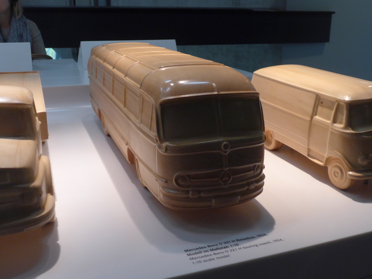 (186'406) - Mercedes-Benz O 321 H Reisebus von 1954 im Model am 12. November 2017 in Stuttgart, Mercedes-Ben Museum