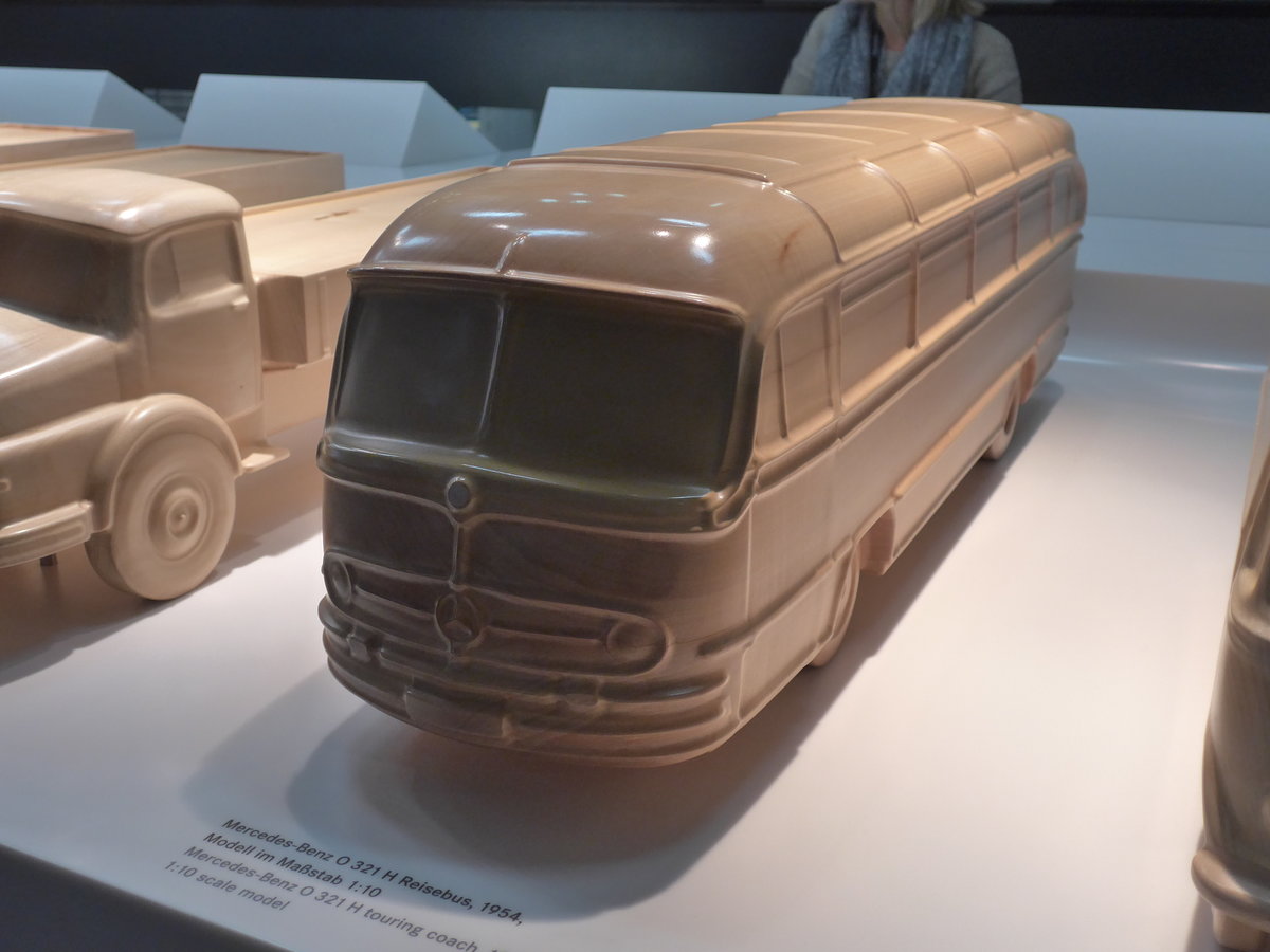 (186'407) - Mercedes-Benz O 321 H Reisebus von 1954 im Model am 12. November 2017 in Stuttgart, Mercedes-Benz Museum