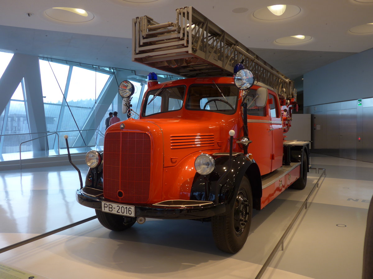 (186'411) - Mercedes-Benz LF 3500 Feuerwehrfahrzeug mit Metz Drehleiter DL 22 von 1952 - PB-2016 - am 12. November 2017 in Stuttgart, Mercedes-Benz Museum
