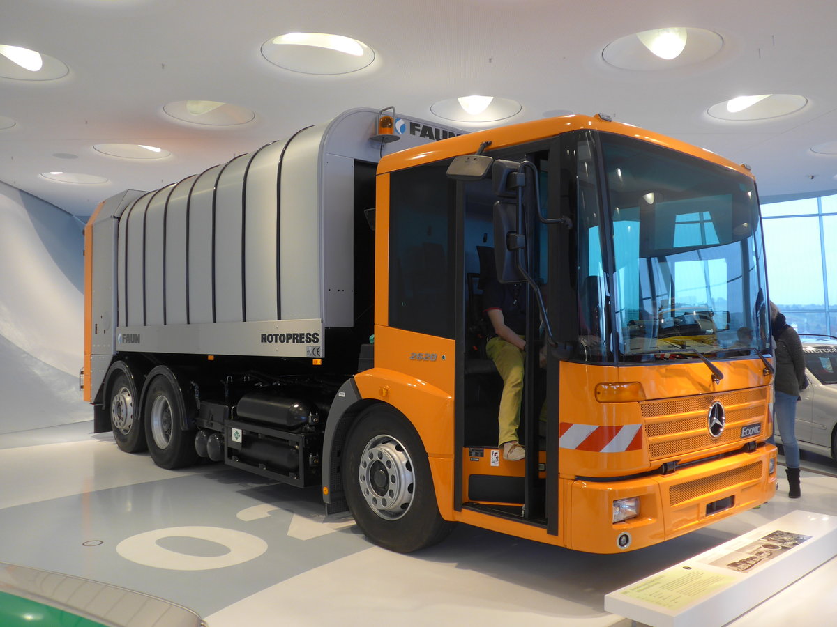 (186'423) - Mercedes-Benz Econic 2628 NGT M�llsammelfahrzeug von 2005 am 12. November 2017 in Stuttgart, Mercedes-Benz Museum