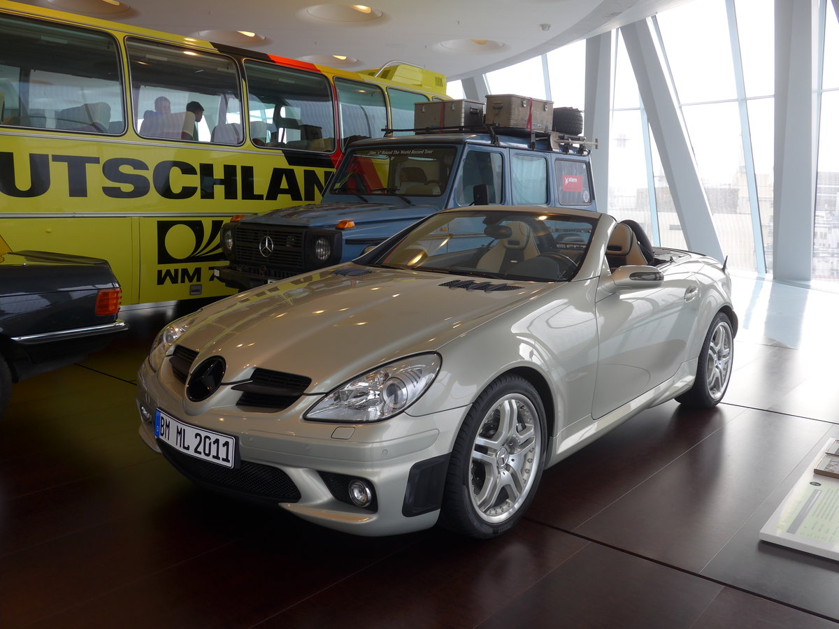 (186'447) - Mercedes-Benz SLK 55 AMG von 2006; Fussballprofi Lukas Podolski - BM-WL 2011 - am 12. November 2017 in Stuttgart, Mercedes-Benz Museum