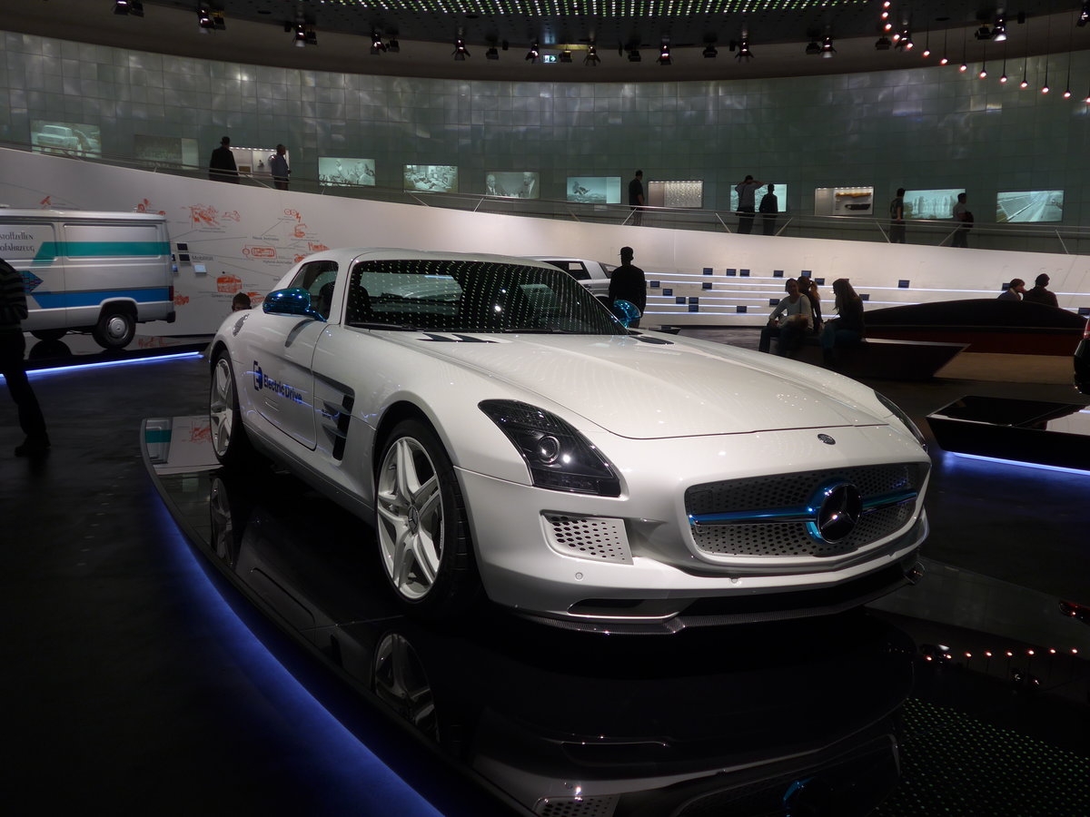 (186'461) - Mercedes-Benz SLS AMG Coup� Electric Drive von 2012 am 12. November 2017 in Stuttgart, Mercedes-Benz Museum