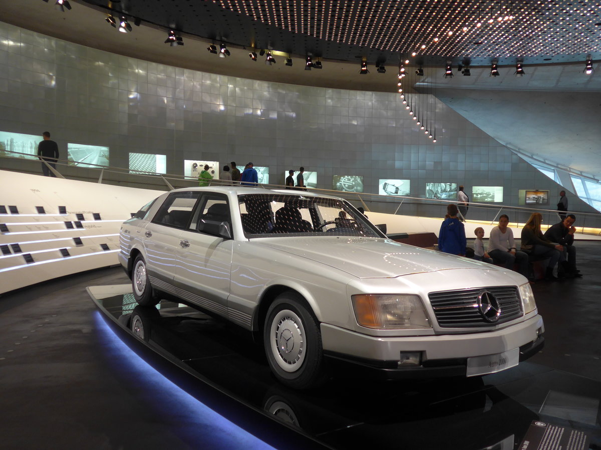 (186'464) - Mercedes-Benz Auto 2000 von 1981 am 12. November 2017 in Stuttgart, Mercedes-Benz Museum