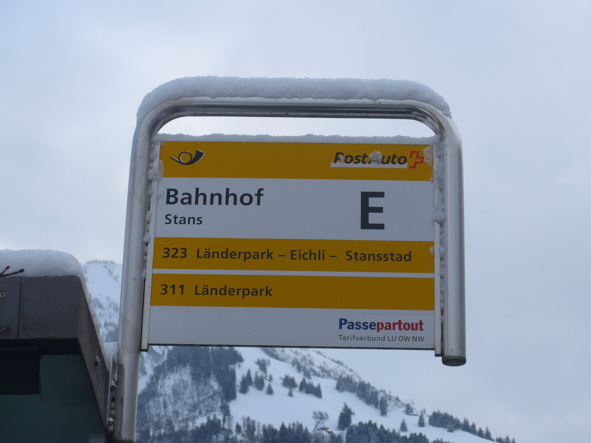 (186'804) - PostAuto-Haltestelle - Stans, Bahnhof - am 9. Dezember 2017