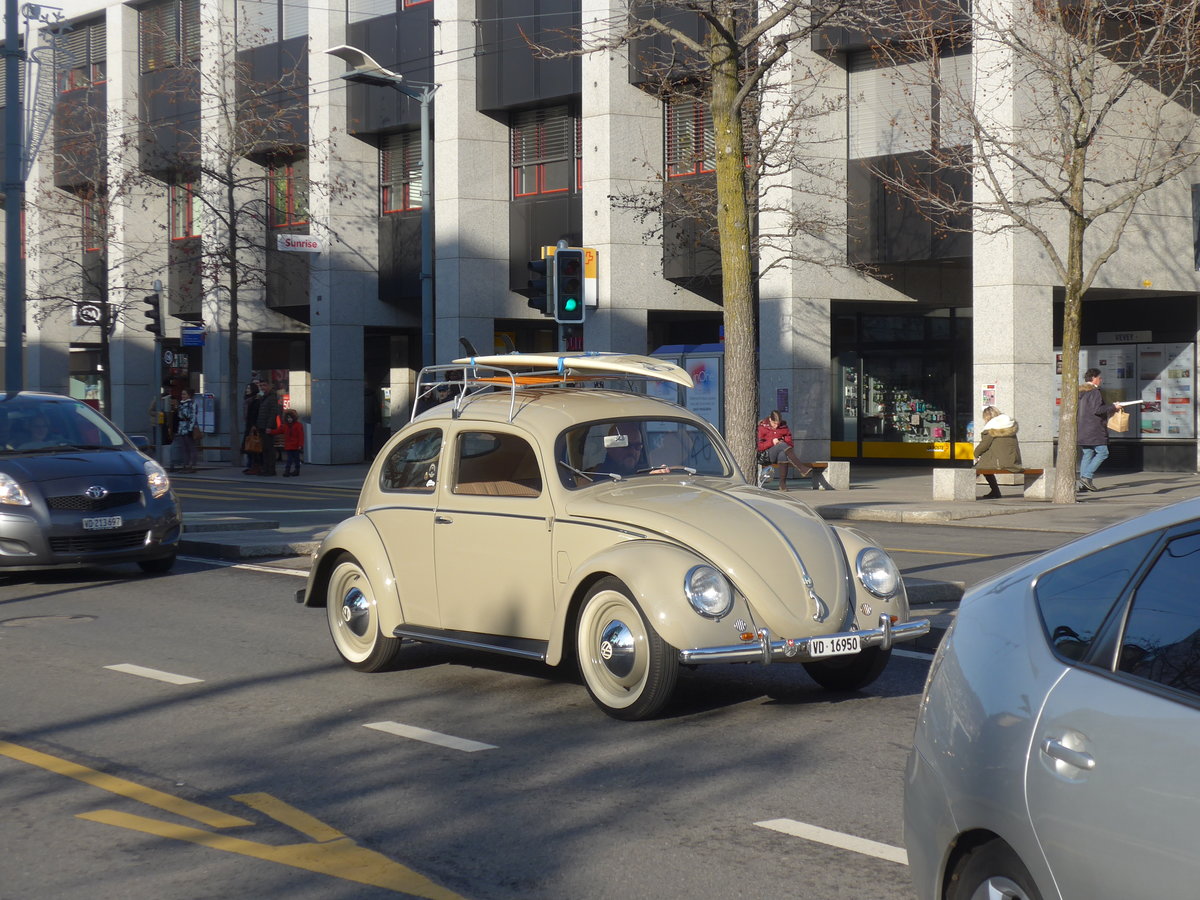 (187'227) - VW-K�fer - VD 16'950 - am 23. Dezember 2017 beim Bahnhof Vevey
