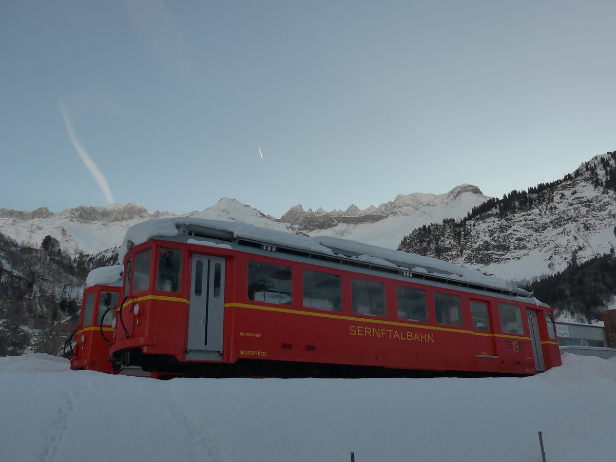 (187'505) - Sernftalbahn-Triebwagen - Nr. 6 - am 31. Dezember 2017 in Elm, Station