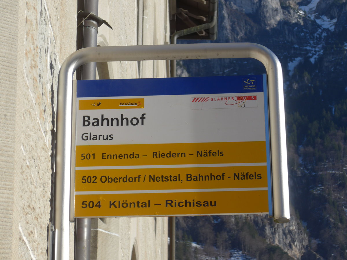 (187'512) - PostAuto-Haltestelle - Glarus, Bahnhof - am 31. Dezember 2017
