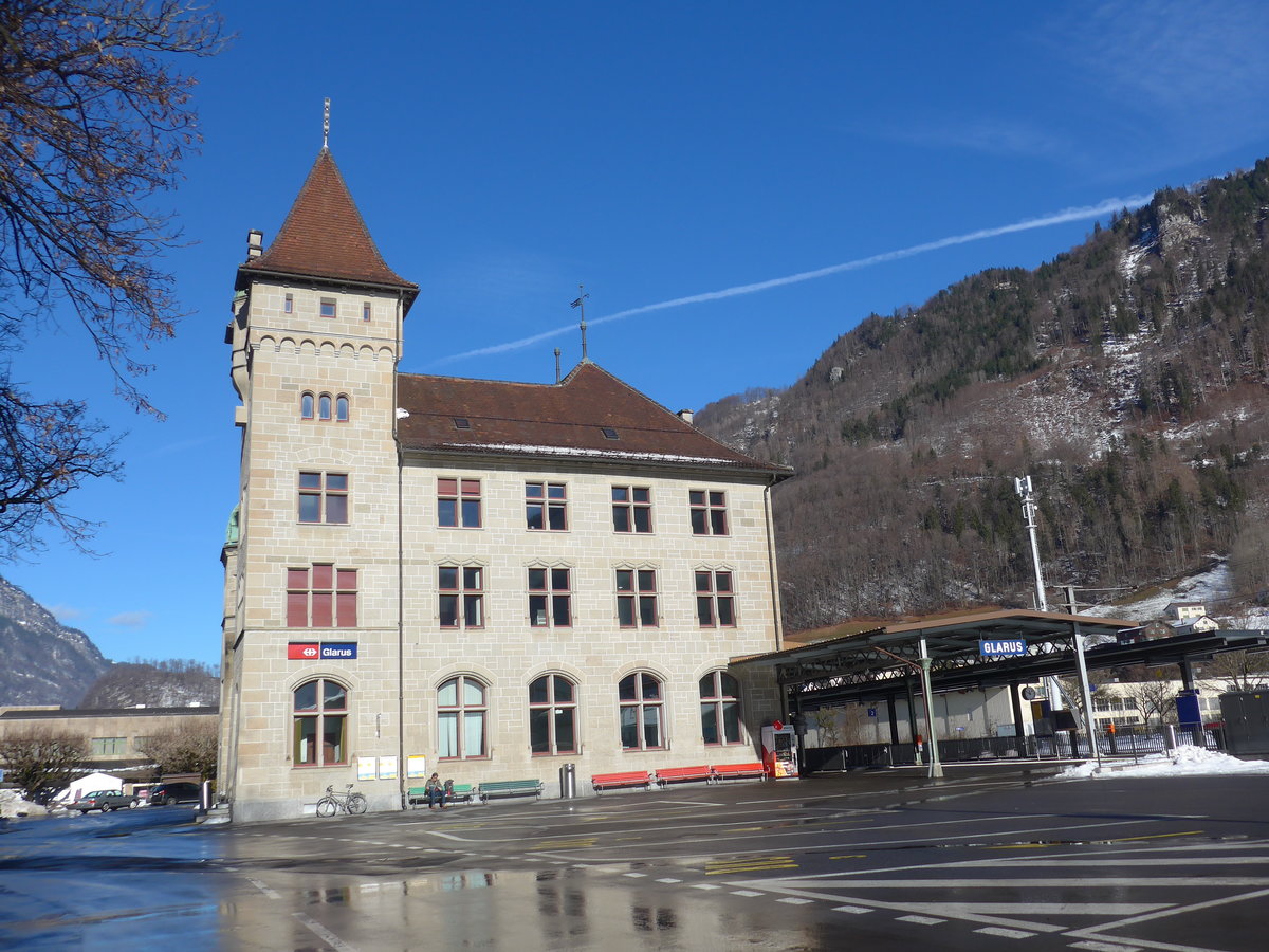 (187'513) - Der Bahnhof Glarus am 31. Dezember 2017