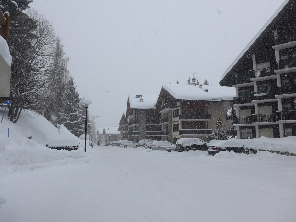 (188'053) - Verschneite Dorfstrasse am 20. Januar 2018 in Les Collons
