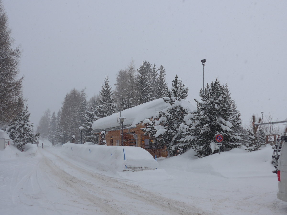 (188'055) - Verschneite Dorfstrasse am 20. Januar 2018 in Les Collons