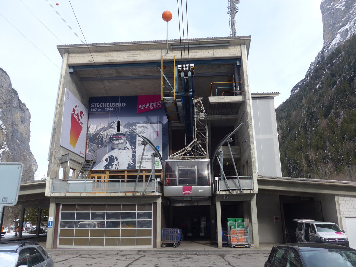 (188'272) - Die Schilthornbahn am 5. Februar 2018 in der Talstation Stechelberg