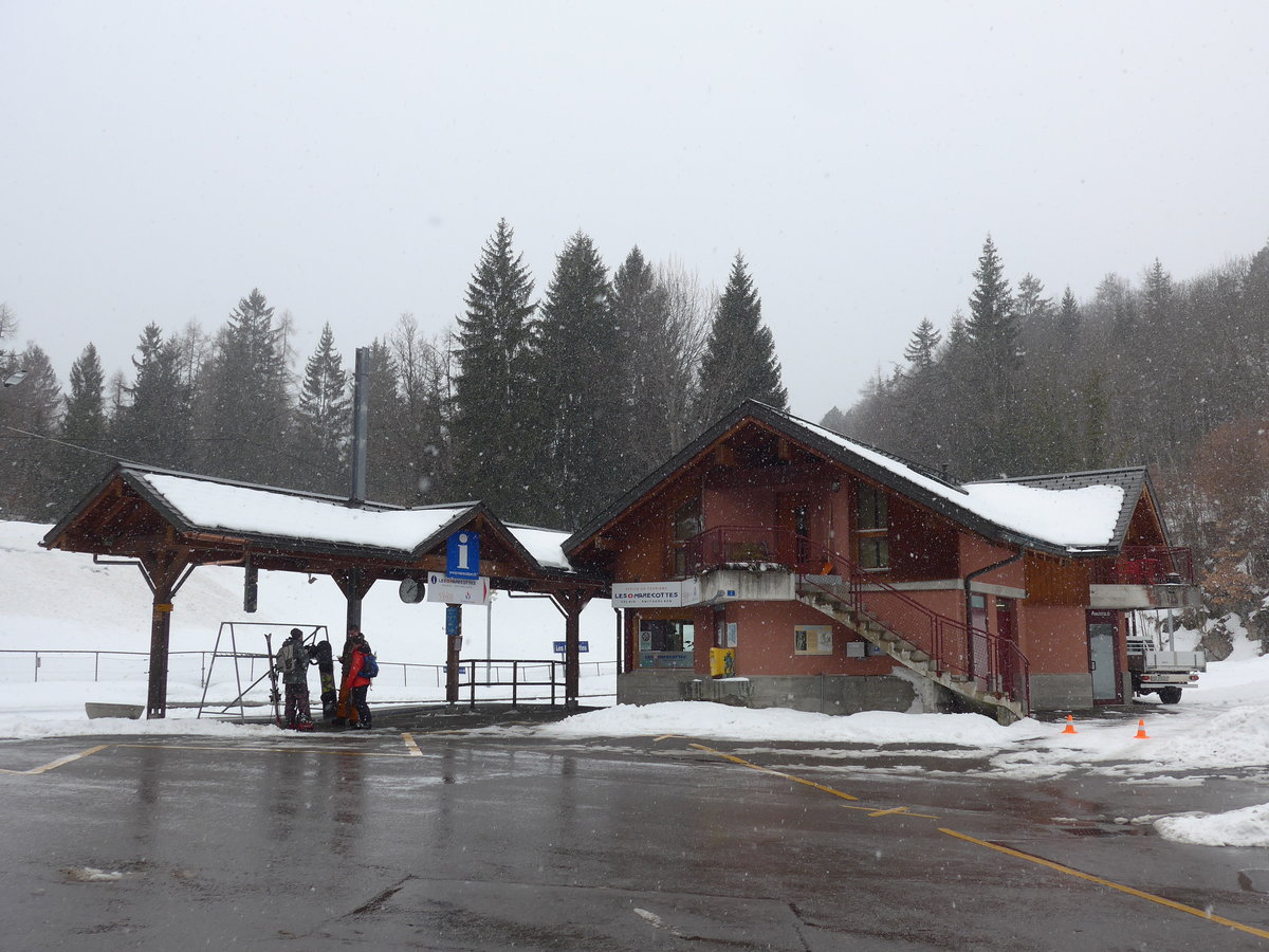 (189'014) - Der Bahnhof von Les Mar�cottes am 3. M�rz 2018