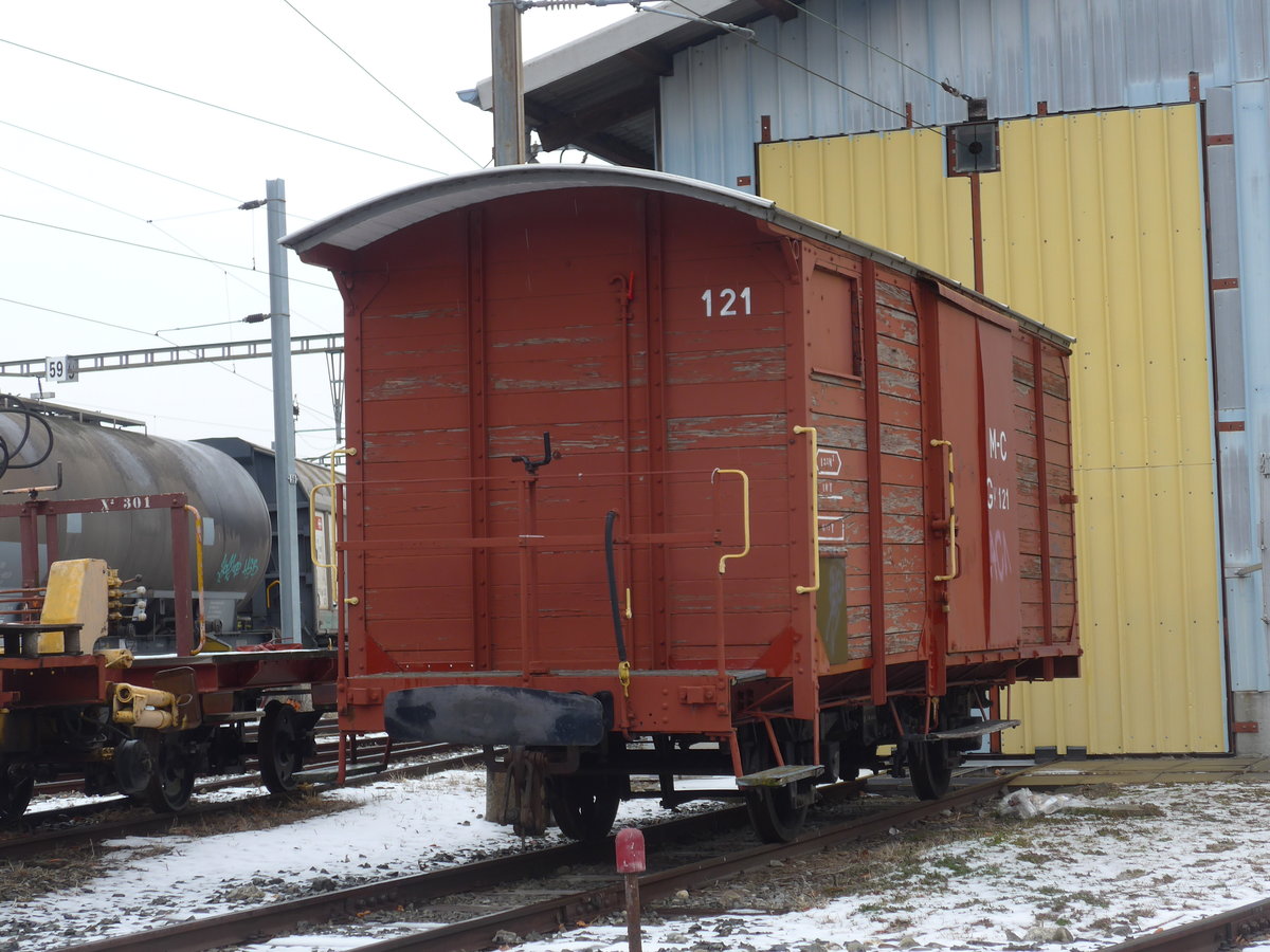 (189'029) - M-C-G�terwagen - Nr. 121 - am 3. M�rz 2018 im Bahnhof Martigny
