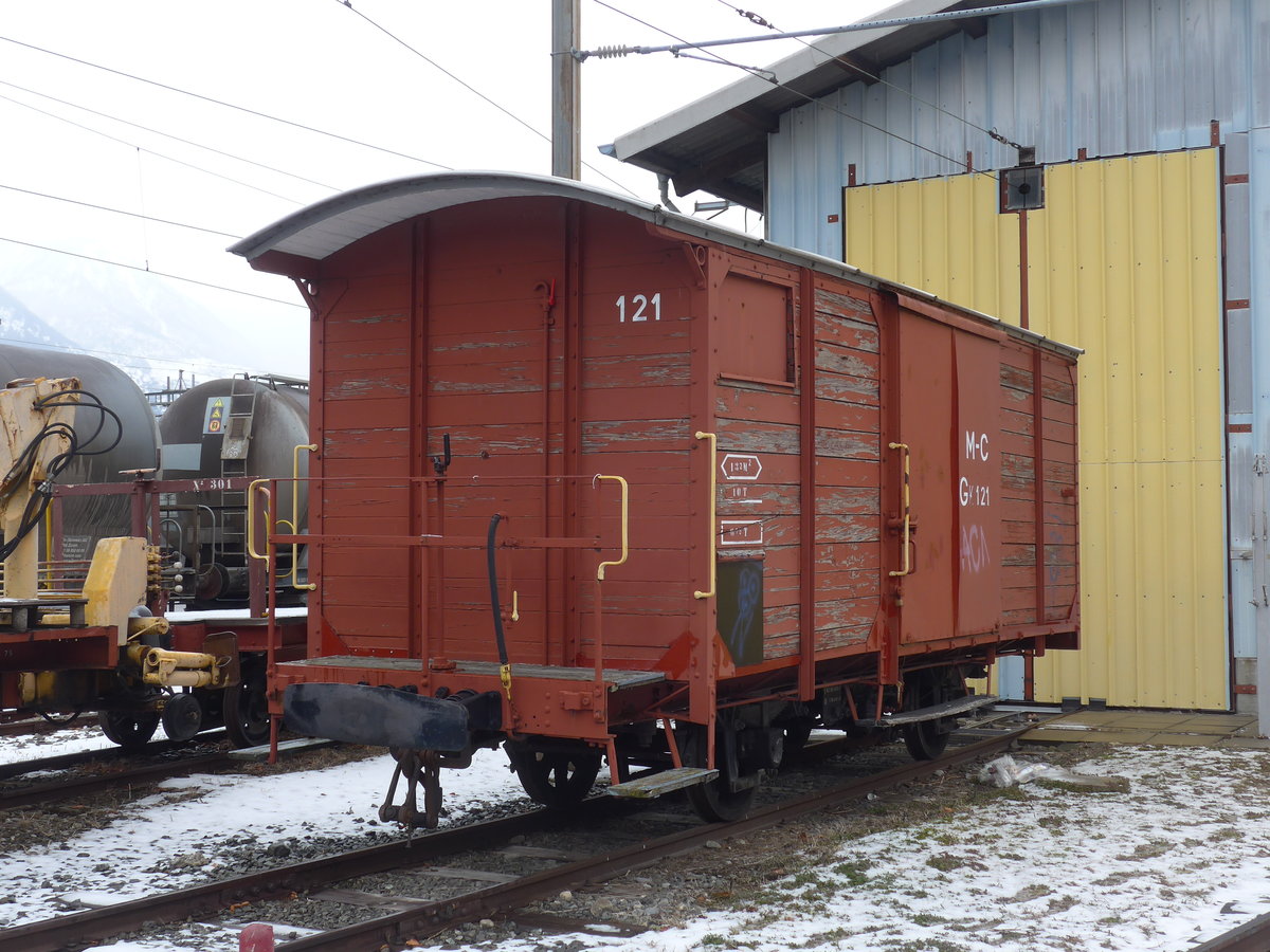 (189'030) - M-C-G�terwagen - Nr. 121 - am 3. M�rz 2018 im Bahnhof Martigny